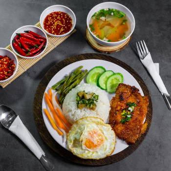 Cơm sườn trứng