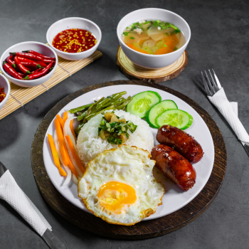 Cơm lạp xưởng trứng