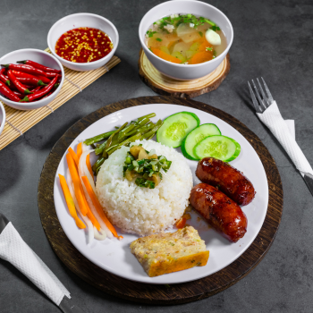 Cơm lạp xưởng chả