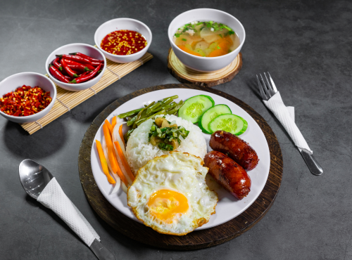 Cơm lạp xưởng trứng