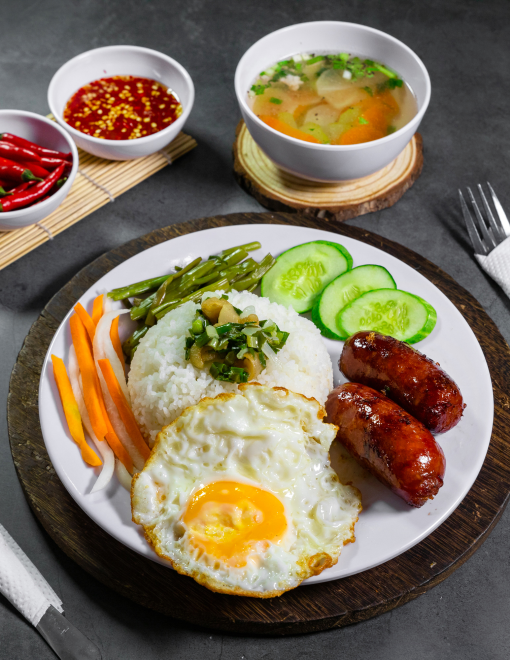 Cơm lạp xưởng trứng