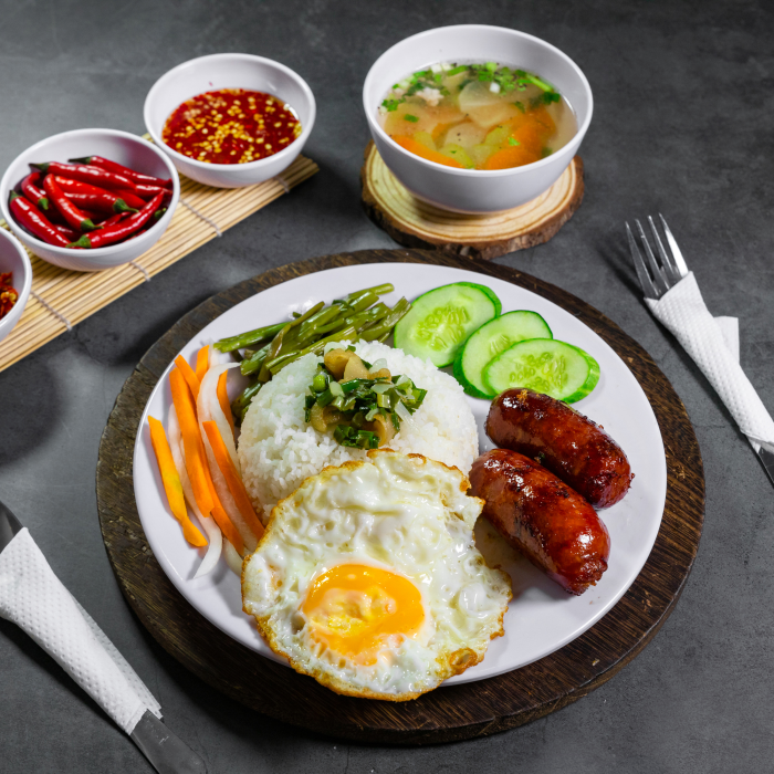 Cơm lạp xưởng trứng