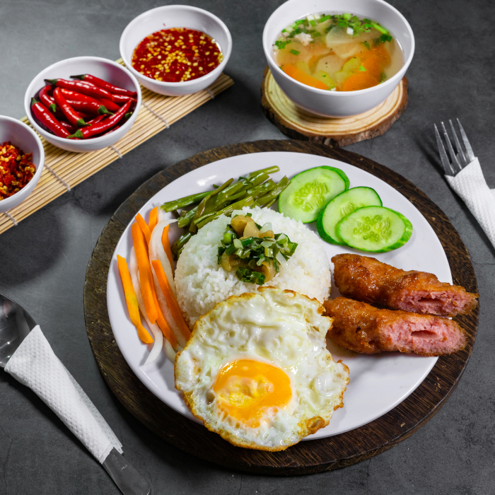 Cơm nem nướng trứng